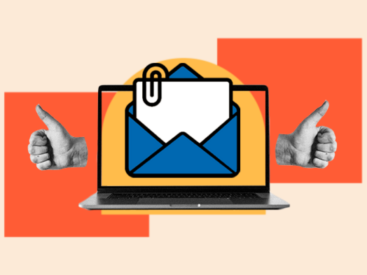 Ikon email muncul di laptop; Email transaksi